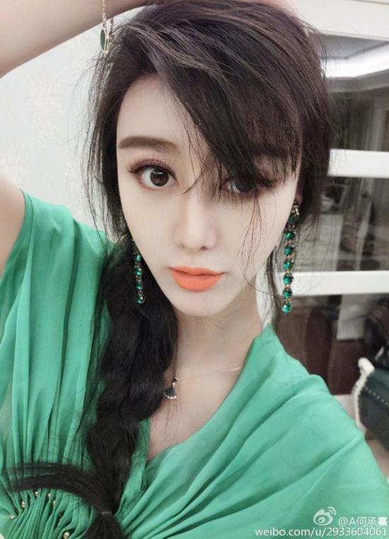 翻版范冰冰否认整容 晒出儿子吃奶的照片证颜