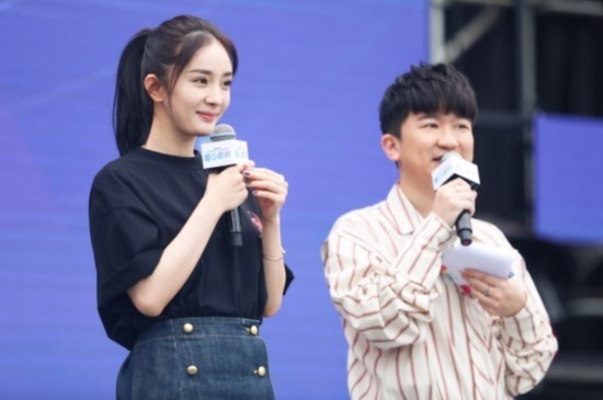 杨幂自拍不露全脸 杨幂现场再现 幂式苦笑 粉丝