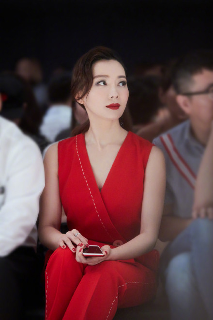 陈数红色修身连体裤尽显标致曲线 依旧女神范十足