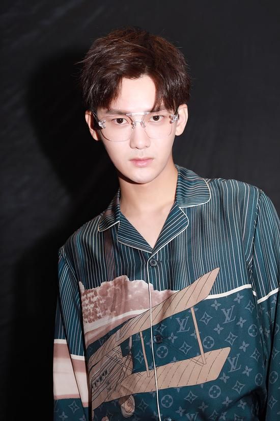 熊梓淇出席粉丝嘉年华盛典 带领粉丝现场尬舞