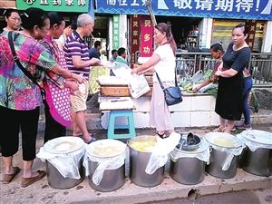 盐津县一家人熬夜做豆腐免费提供给受灾乡亲们