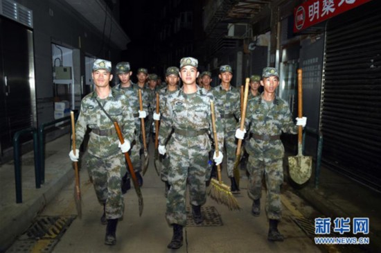 特写:澳门高中生志愿者的军人情缘