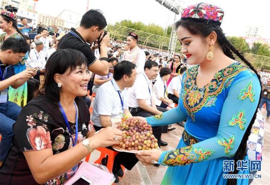 新疆吐鲁番葡萄节216种葡萄斗艳(图)