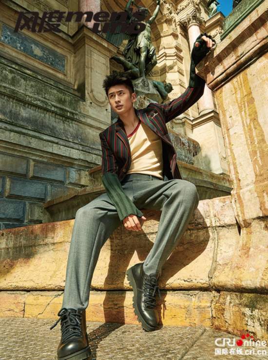 张云龙杂志大片曝光 行走巴黎街头尽显元气满