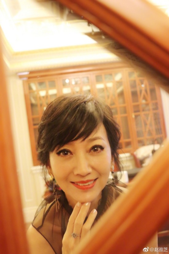 冻龄女神!赵雅芝黑色纱裙写真 皮肤白皙气质好