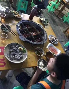 五级,一个人吃火锅……一个8岁的小孩,怎麼达到的"孤独五级"?是段子?