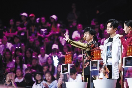 《明日之子》薛之谦摔话筒 也挡不住二次元荷