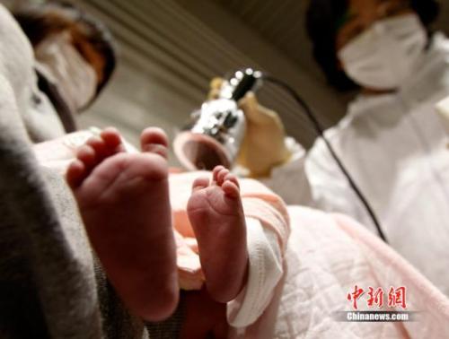 ����ͼ��2011��3��31�գ��ձ�������һ���������ڣ�һ��������3��15��Ӥ�����ڽ��ܺ˷����⡣