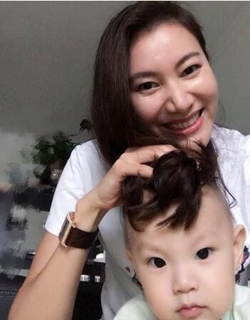 谢杏芳为9个月儿子带假发 暖妈这次逗了一把乖
