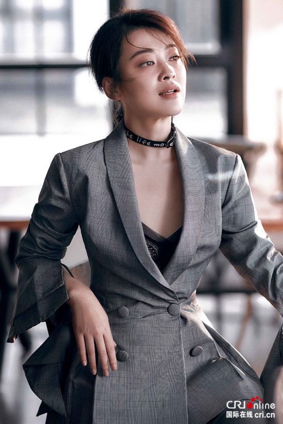 梅婷初秋写真首展露小秀蛮腰曝光轻熟极致性感美女v极致风韵胸图片
