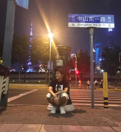 鹿晗又和网红邮筒合影了 蹲地拍照笑得像个孩