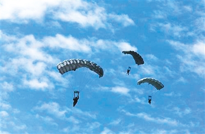 安倍 军国梦 步伐急火火 向穷兵黩武迈进?