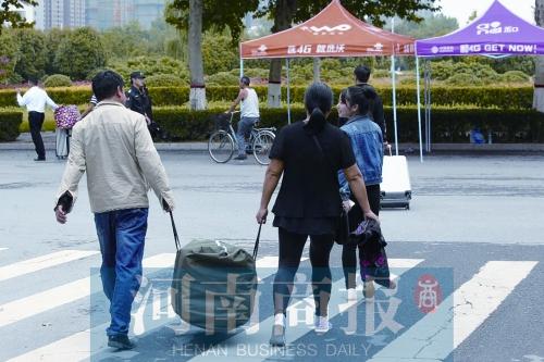 9月开学季新生入学 父母的爱是今生一次次的护