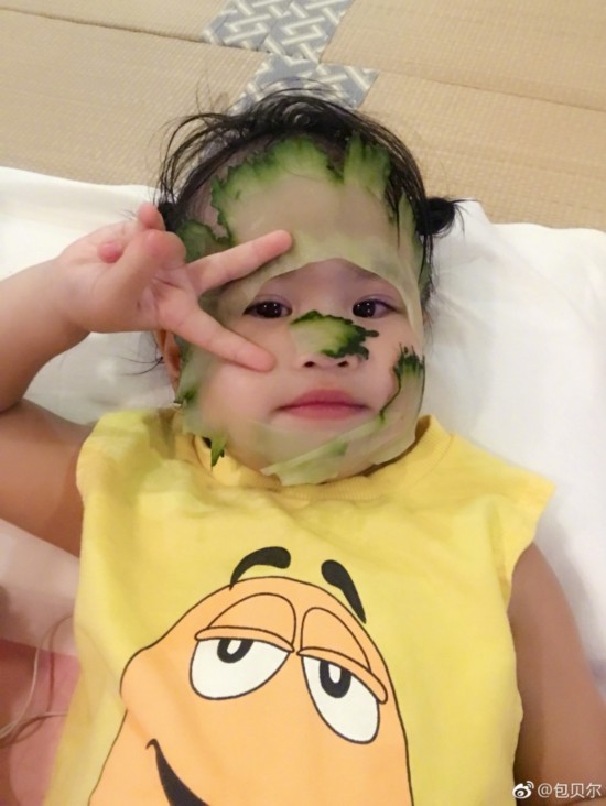 包贝尔饺子黄瓜贴女儿表情比剪面膜甜笑搞怪小可爱的刀手图片