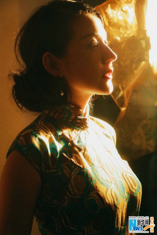 热依扎旗袍写真曝光 精致温婉造型妩媚含蓄