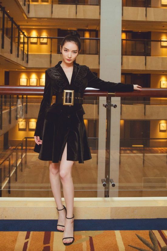 杨幂旗下四朵金花:迪丽热巴,李溪芮,黄梦莹,代斯 同框