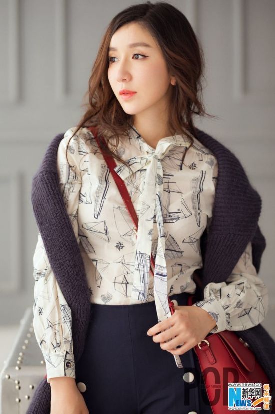 娄艺潇街拍展百变魅力 活力少女vs优雅女人