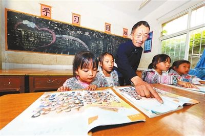 毕节黔西县:一位苗族民办教师40年的执著坚守