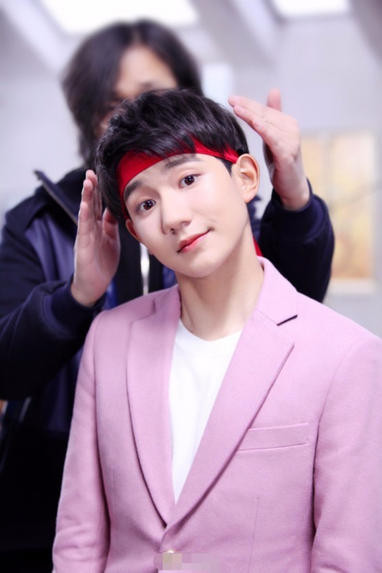 鹿晗胡歌周杰伦成龙 男星穿粉色一点儿也不娘