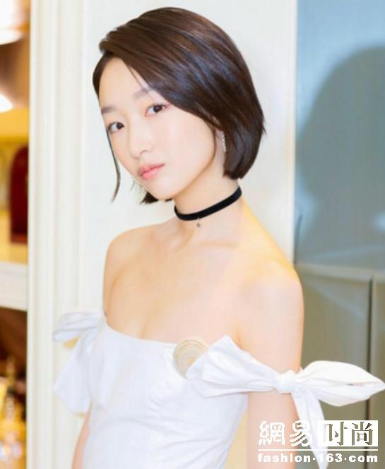 周冬雨胸小常被吐槽 难道你不知道现在流行平