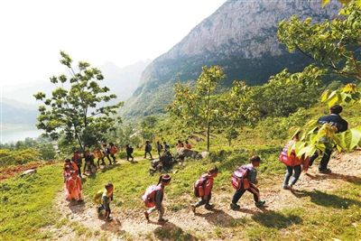 毕节黔西县:一位苗族民办教师40年的执著坚守