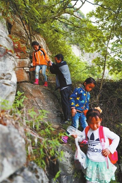 毕节黔西县:一位苗族民办教师40年的执著坚守