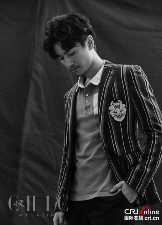 陈晓首曝黑白复古风写真 眼神忧郁充满高级美