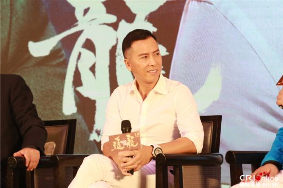 甄子丹打沙包再现麒麟臂 网友齐呼期待《导火