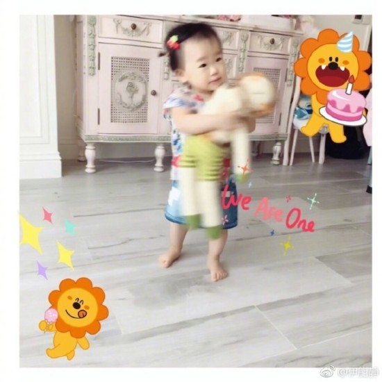 伊能静晒米粒玩耍照片 扎朝天辫呆萌俏皮惹人