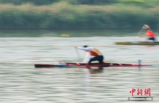 天津全运会皮划艇静水比赛 水上冲刺
