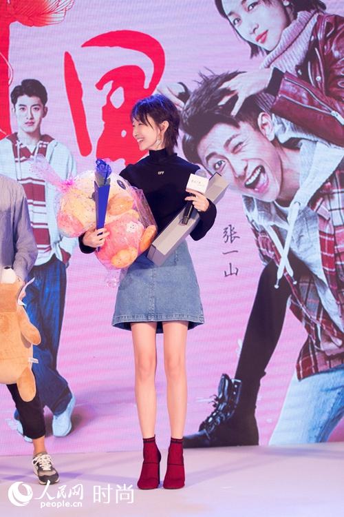 明星秋装示范:周冬雨穿高领连衣裙清新干练 戚