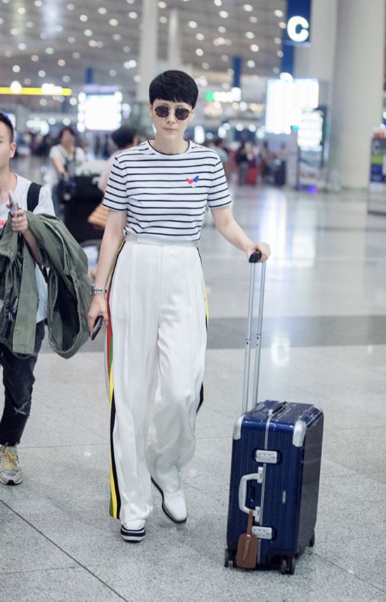 海清瘦身后现身机场 高腰裤配长腿走路带风