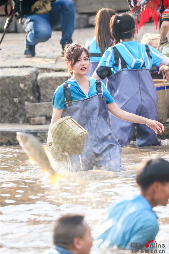 陈妍希《我们来了2》屡被打脸 牵手吴秀波唱情