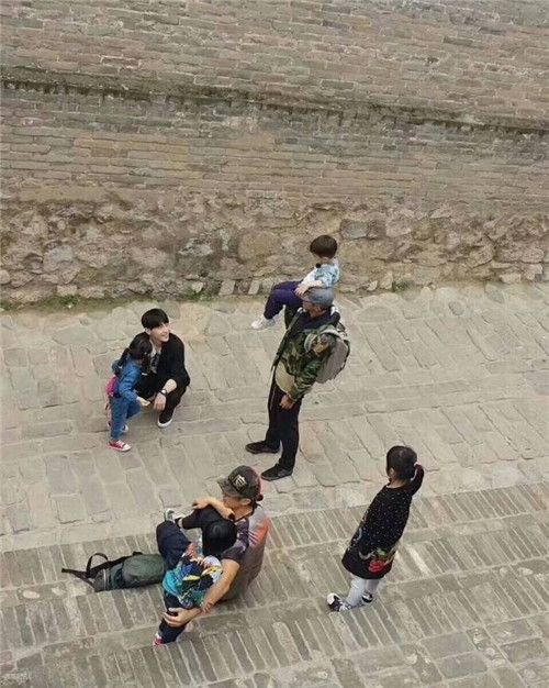 《爸爸去哪儿5》剧透照:实习奶爸邓伦搭档小山