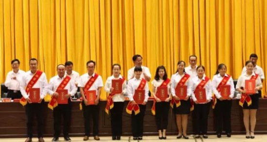 毕节市教育发展暨2017年教师节表彰大会召开