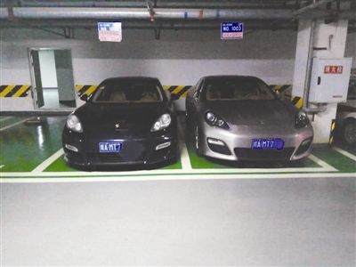又是保时捷帕拉梅拉!乱停车牵出豪车套牌