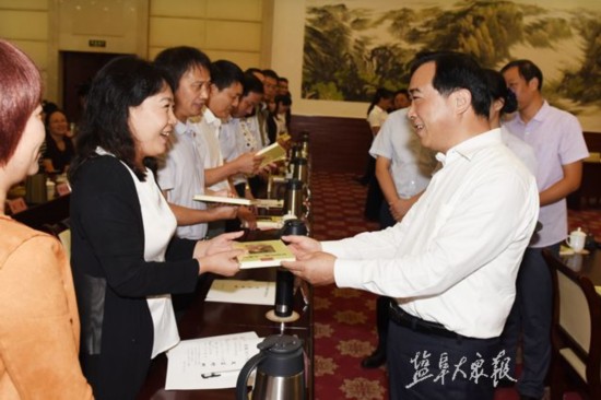 盐城重奖高层次教育人才 省特级教师获奖10万