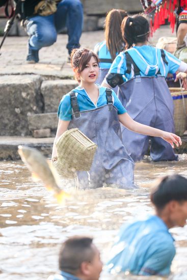 陈妍希《我们来了2》屡被打脸 牵手吴秀波唱情