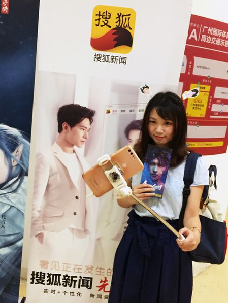 杨洋生日会温馨又感人 狐友点亮大屏为男神庆