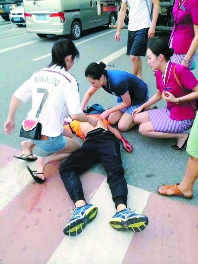 广州:下班路上遇车祸伤者 空姐跪地抢救半小时
