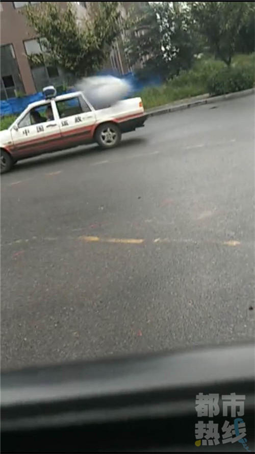 西安运政人员上班时间练车 用的还是执法车辆