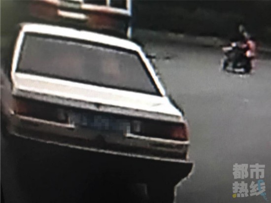 西安运政人员上班时间练车 用的还是执法车辆