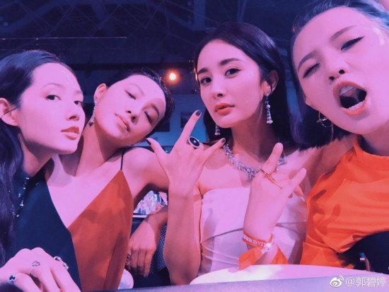 姐妹生日花搞怪时代合照预祝杨幂自拍a姐妹熊猫搞笑表情包图片
