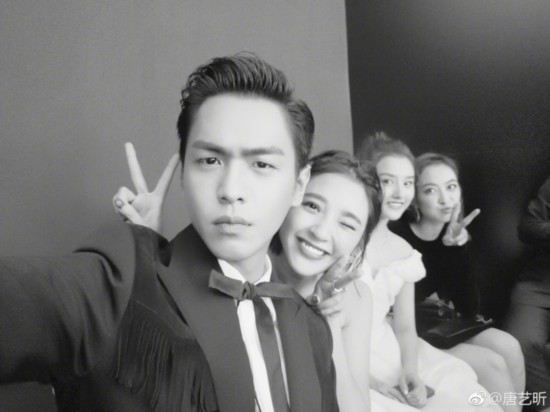 唐艺昕张若昀甜蜜自拍 从低调秀恩爱变成公开