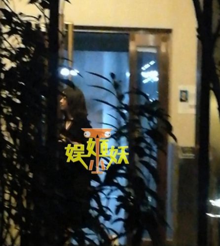 脱单了?胡歌现身北京豪宅 美女上门夜会五小时