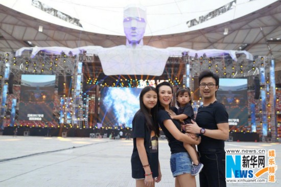 章子怡探班汪峰 醒醒超萌与小苹果姐妹亲密