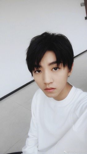 王俊凯军训照曝光 王俊凯晒军训前自拍照 网友