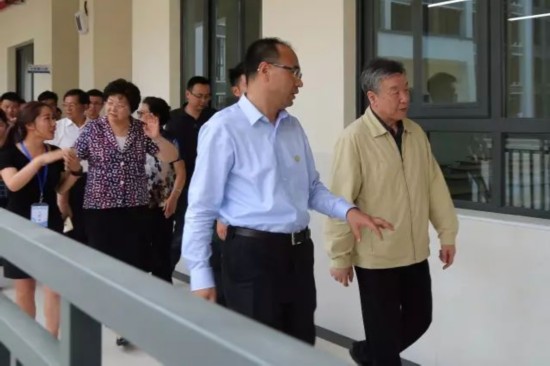 全国政协副主席卢展工率队到毕节开展教师节慰