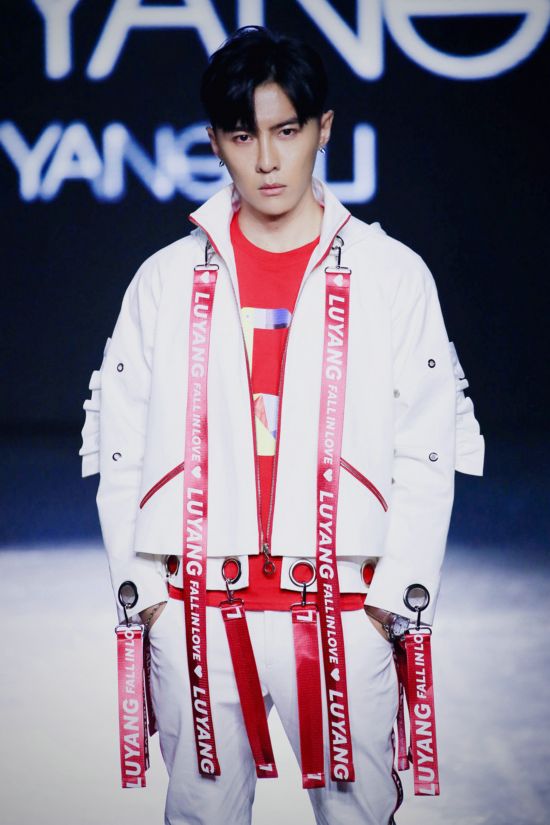 唐禹哲亮相纽约时装周 首度走秀气场全开