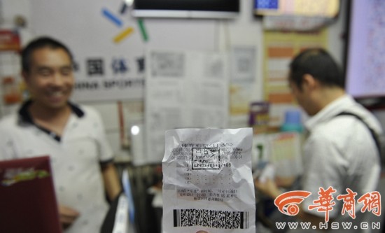 彩票店老板捡到中奖彩票 微信群发公告找失主